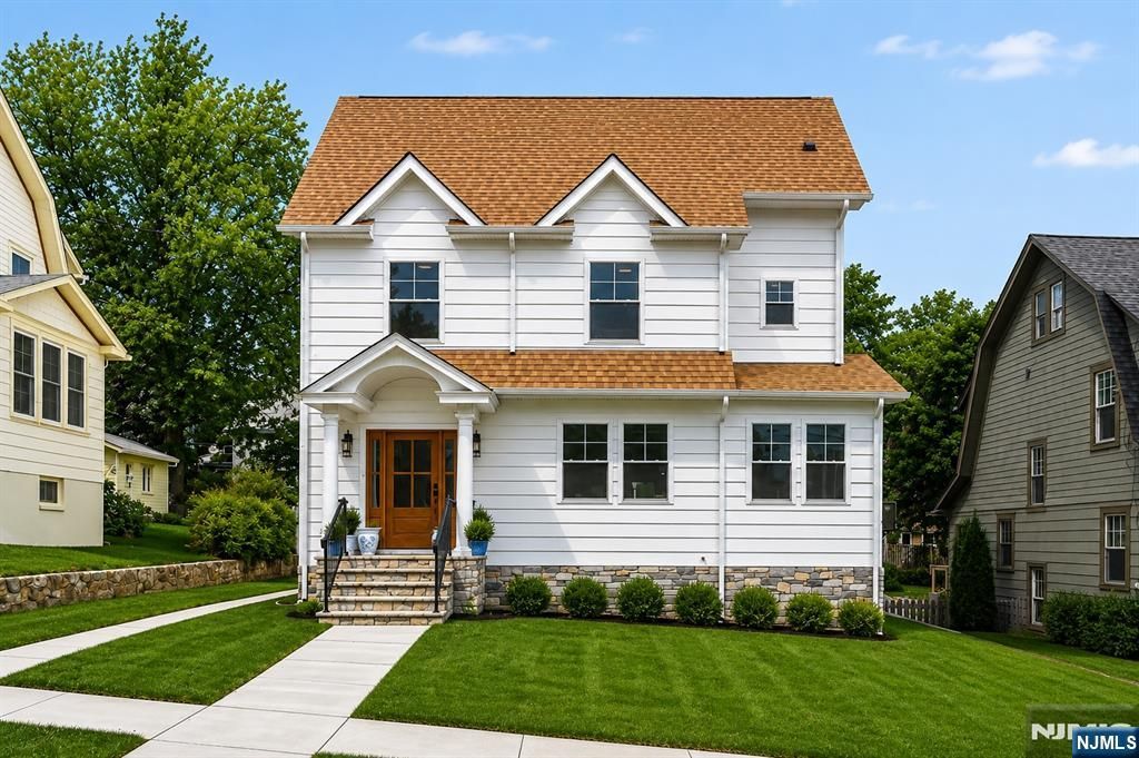 Photo of 31 Ridgeview Avenue, West Orange, NJ 07052 (MLS # 26019127)