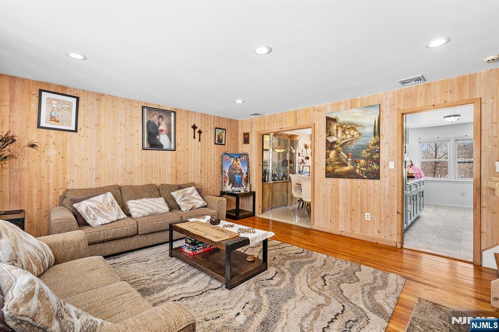 Homes for Sale in Northern NJ | ThisIsRiverEdge.com 406 Kinderkamack Road