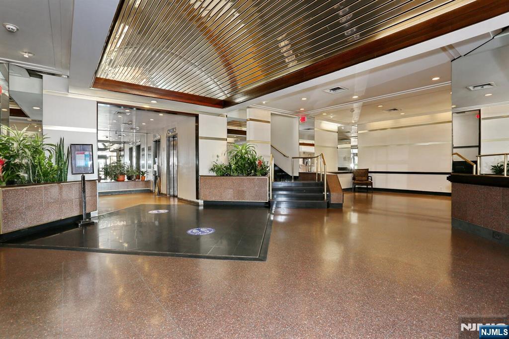 7855 Boulevard E 11E