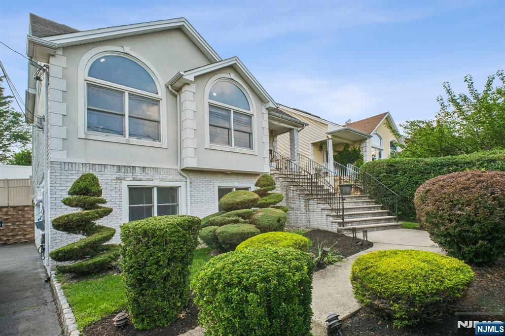286 State Rt 17, Rutherford, New Jersey - 4 Bedrooms  
3 Bathrooms  
12 Rooms - 