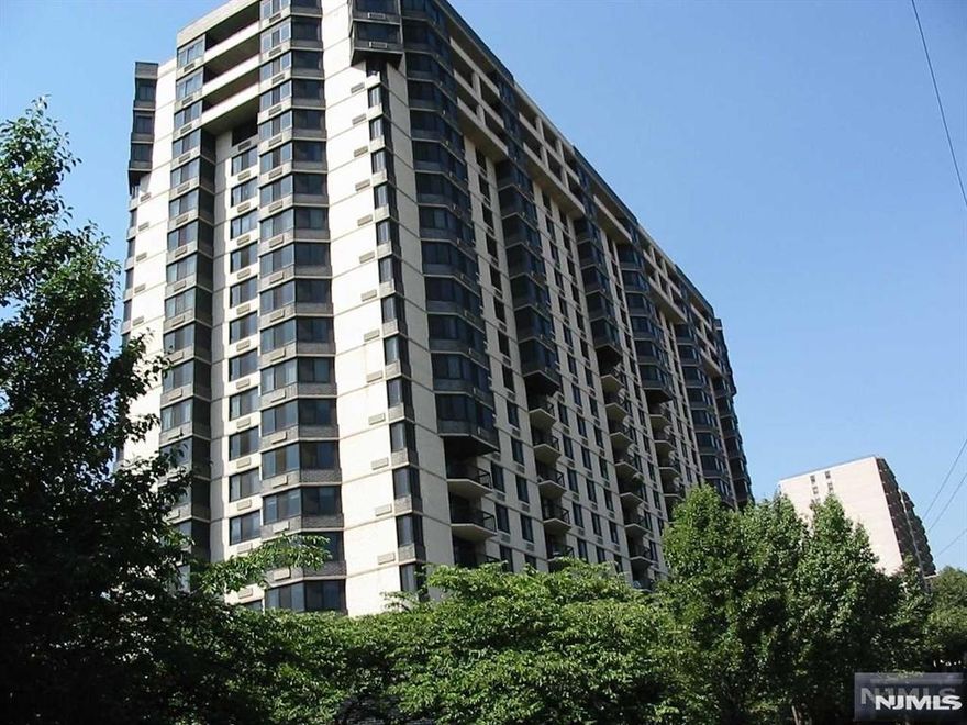 DUPLEX SPACIOUS 3 BEDRM APARTMENT. ALL 3 BEDROOMS ARE UPSTAIRS. USE OF VERY LARGE GYM WITH SAUNA, SWIMMING POOL (MEMORIAL DAY TO LABOR DAY), TENNIS COURTS AND PICKLEBALL COURT, GAME ROOM. ONE GARAGE SPACE IS INCLUDED IN RENT. 24 HOURS DOORMAN. SECURITY DIGHT BUILDING. LAUNDRY ROOM UB TGE APARTMENT