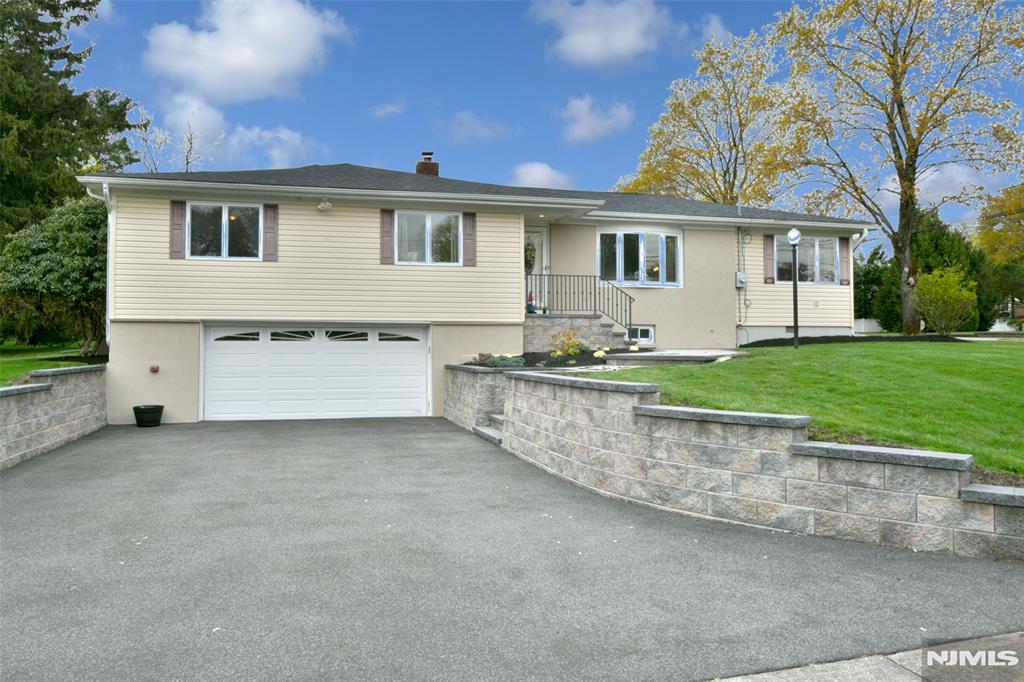 Property for Sale at 27 Oakdale Court, North Haledon, New Jersey - Bedrooms: 4 
Bathrooms: 2 
Rooms: 7  - $675,000