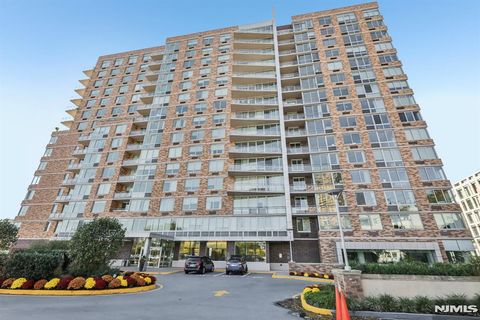 Photo of 915 Hudson Park, Edgewater, NJ 07020 (MLS # 25042362)