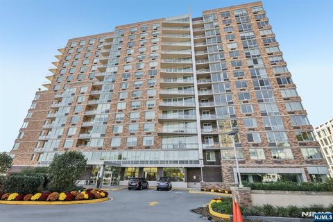 Photo of 915 Hudson Park, Edgewater, NJ 07020 (MLS # 25042362)