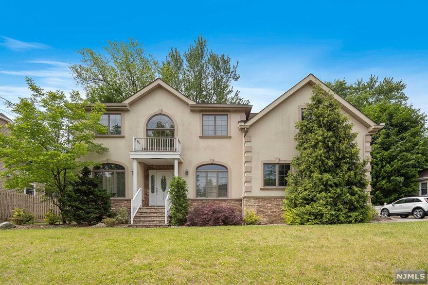 BEAUTIFUL ELEGANT TWO STORY CENTER HALL COLONIAL, ENTRY FOYER LEADS INTO A SPACIOUS OPEN FLOOR PLAN WITH APPROX 3500 SQ FEET OF OF ENTERTAINING AND LIVING SPACE, LARGE ROOMS THROUGHOUT, 9 FOOT CEILINGS WITH FORMAL LIVING ROOM AND DINING ROOM WITH BUTLERS PANTRY AND LARGE FAMILY ROOM WITH FIRE PLACE ,BREAKFAST ROOM, KITCHEN WITH ALL TOP OF THE LINE APPLIANCES,5TH BEDROOM AND BATH , 2ND FLOOR HAS MASTER BEDROOM /CATHEDRAL CEILINGS/WALK IN CLOSETS MASTER BATH W/JACUZZI TUB AS WELL AS 3 OTHER BEDROOMS , FULL BATH IN HALL AND LAUNDRY ROOM.CLOSE TO NYC TRAIN STATION. A MUST SEE!!