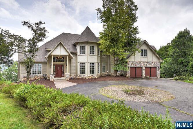 15 Laurel Terrace, Sparta, New Jersey - 5 Bedrooms  
5 Bathrooms  
12 Rooms - 