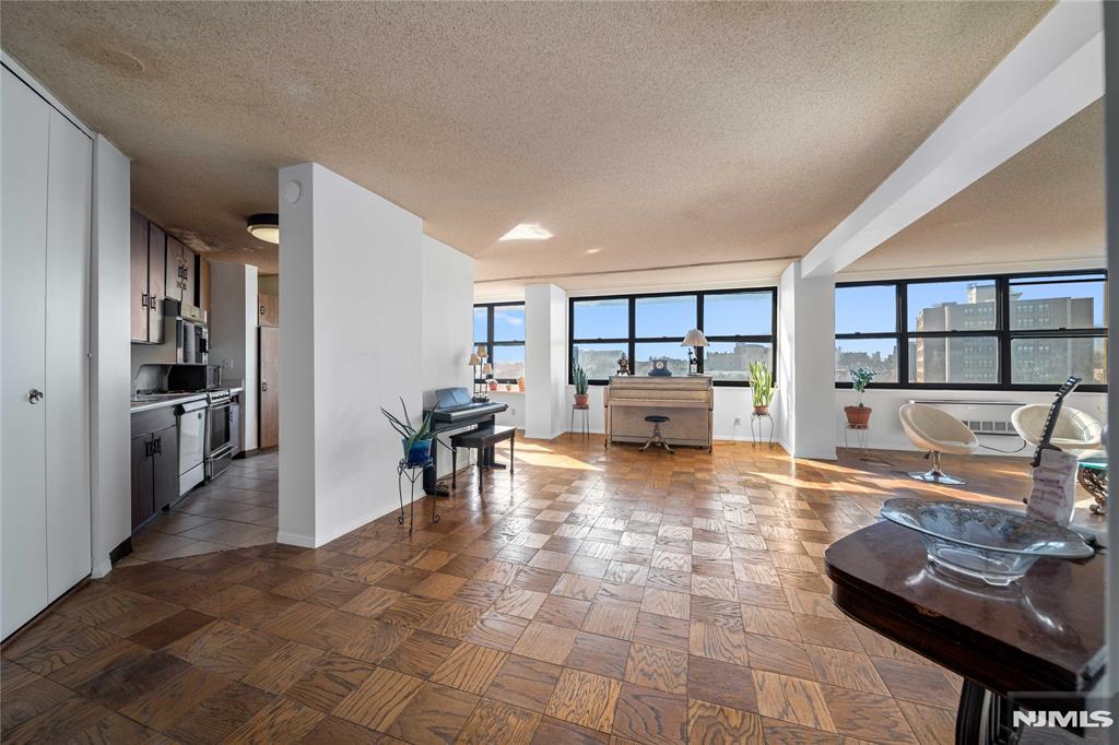 7004 Boulevard East 25A