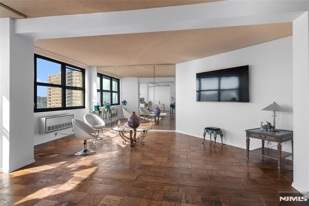 7004 Boulevard East 25A