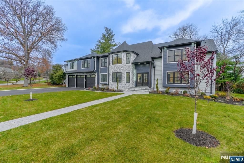 Photo of 547 Highland Avenue, Ridgewood Village, NJ 07450 (MLS # 26006753)