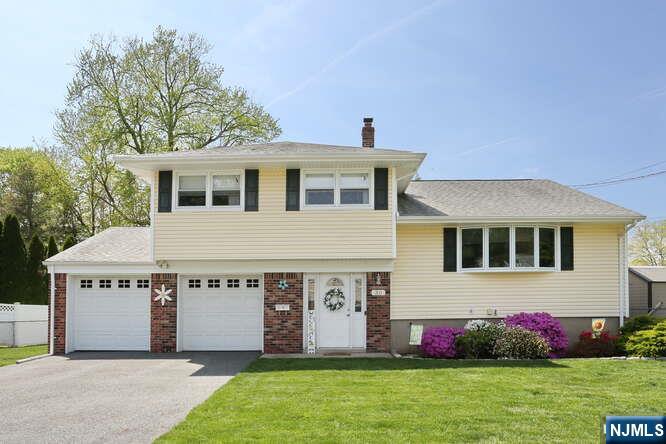 Property for Sale at 30 Karen Lane, Emerson, New Jersey - Bedrooms: 3 
Bathrooms: 3 
Rooms: 8  - $835,000