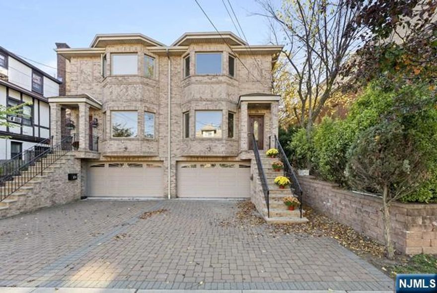 3-4 BR'S AND 3,5 BATHS ALL BRICK, OVER SIZED TOWNHOUSE, STEPS AWAY FROM PALISADE AVE AND ANDERSON AVE.THIS 3-LEVEL HOME FEATURES AN OPEN FLOOR PLAN WITH HARDWOOD FLOORS THROUGH OUT,9-FOOT CEILINGS, MODERN EAT-IN KITCHEN WITH GRANITE COUNTERTOPS AND STAINLESS STEEL APPLIANCES AND SLIDING GLASS DOORS TO STONE PATIO FOR OUTDOOR DINNING., DUAL GAS FIREPLACE BETWEEN LIVING ROOM AND DINING ROOM.FULL TILED BATHROOM IN FAMILY ROOM/ RECREATION ROOM DOWNSTAIRS WITH 2 CAR GARAGE AND PAVERSTONE DRIVEWAY. 3 LARGE BEDROOMS WITH 2 FULL BATHROOMS UPSTAIRS WITH MANY CLOSETS,SKYLIGHTS AND WASHER/ DRYER.HOT WATER BASEBOARD HEAT, CENTRAL VACUUM,C/A.GREAT RESIDENTIAL LOCATION AND CLOSE TO NYC TRANSPORTATION AND SHOPPING AREAS.