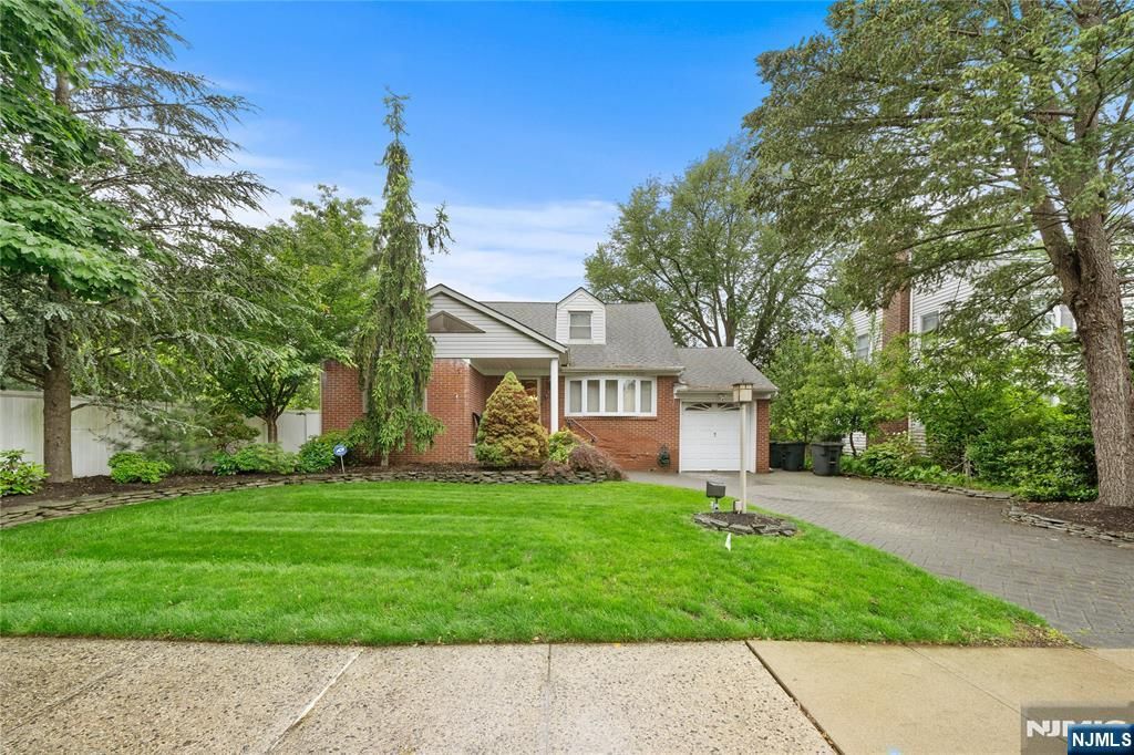 Photo of 33 Irwin Place, Bloomfield, NJ 07003 (MLS # 25033320)