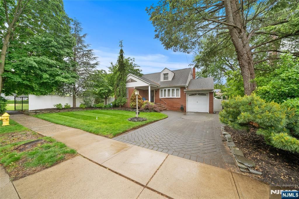 Photo of 33 Irwin Place, Bloomfield, NJ 07003 (MLS # 25033320)