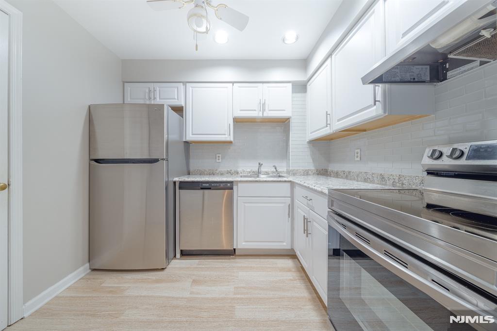 Bernards, New Jersey 07920, United States, 1 Bedroom Bedrooms, ,1 BathroomBathrooms,Residential,Pending,78560