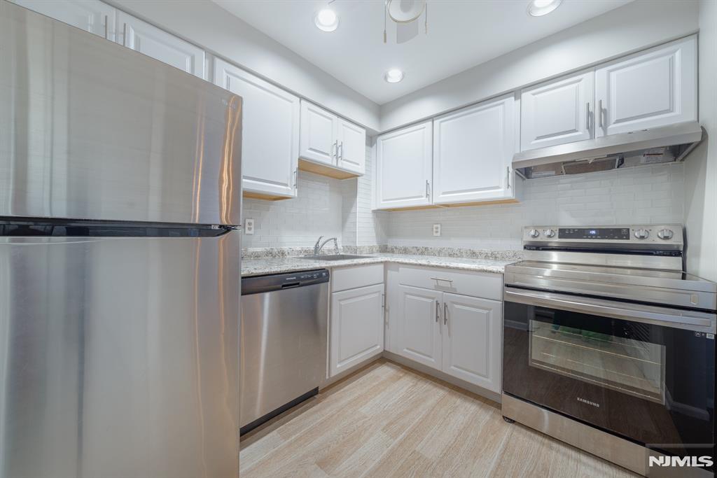 Bernards, New Jersey 07920, United States, 1 Bedroom Bedrooms, ,1 BathroomBathrooms,Residential,Pending,78560