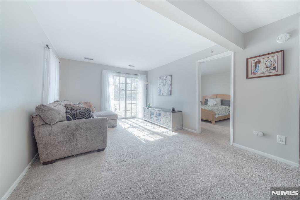 Bernards, New Jersey 07920, United States, 1 Bedroom Bedrooms, ,1 BathroomBathrooms,Residential,Pending,78560