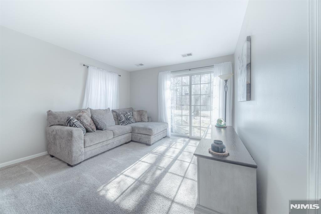 Bernards, New Jersey 07920, United States, 1 Bedroom Bedrooms, ,1 BathroomBathrooms,Residential,Pending,78560