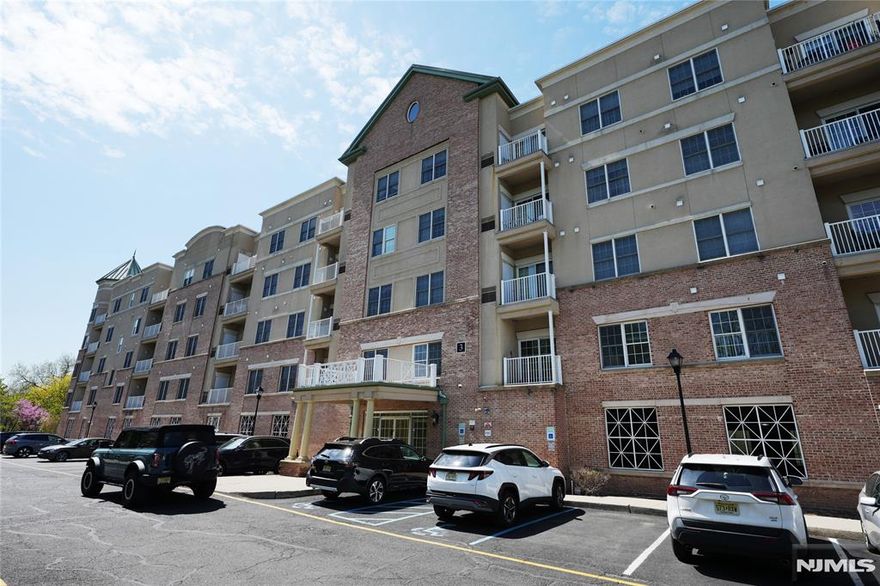 VERY BRIGHT CONER END-UNIT, FACES EAST & SOUTH. UPGRADED RENOVATION WITH HARDWOOD FLOORS THROUTHOUT. SPACIOUS LIVING ROOM WITH TERRACE. OPEN KITCHEN WITH GRANITE CONTERTOPS AND S/S APPLIANCE. MASTER BEDROOM WITH TWO WALK IN CLOSETS & DOUBLE SINK, SEPARATE GLASS SHOWER. FULL SIZED LAUNDRY IN UNIT. MODERN STYLE CLUB HOUSE WITH FITNESS CENTER. ONE DEEDED INDOOR PARKING SPACE. PLANTY OF ADDITIONAL PARKING FOR GUSTS AND EXTRA CARS. MINUTES FROM GWB & MAJOR HIGHWAY. COMPLEX OVERLOOKS BEAUTIFUL OVERPECK GOLF COURSE.