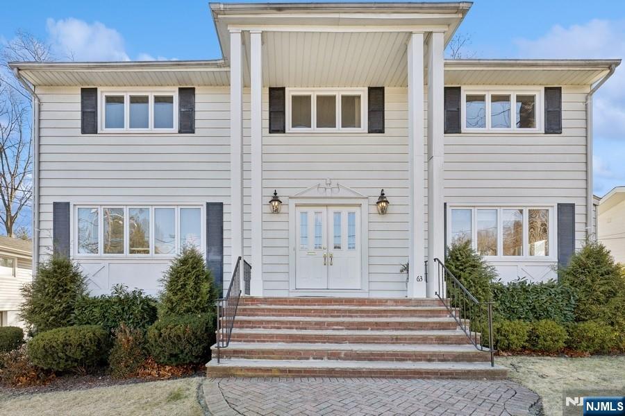 63 Hickory St, Englewood Cliffs, New Jersey - 4 Bedrooms  
3 Bathrooms  
8 Rooms - 