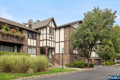 Photo of 1210 Faulkner Ct, Mahwah, NJ 07430 (MLS # 25033309)