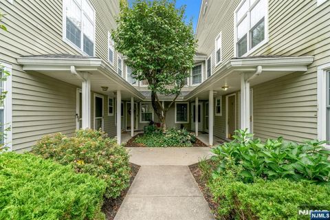 Photo of 1121 Hyde Park Ct, Mahwah, NJ 07430 (MLS # 25034081)
