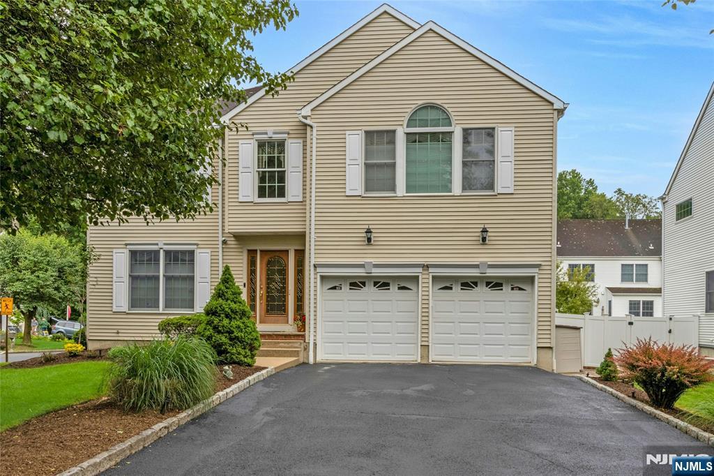549 Alosio Dr, River Vale, New Jersey - 4 Bedrooms  
4 Bathrooms  
8 Rooms - 
