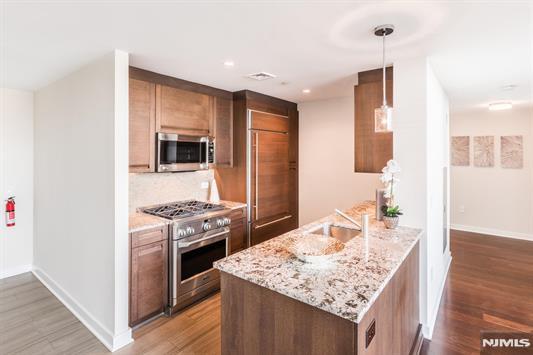 1000 Avenue At Port Imperial PH702