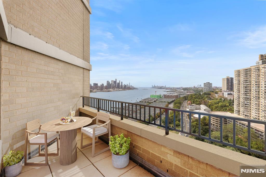 7002 Boulevard East 32F