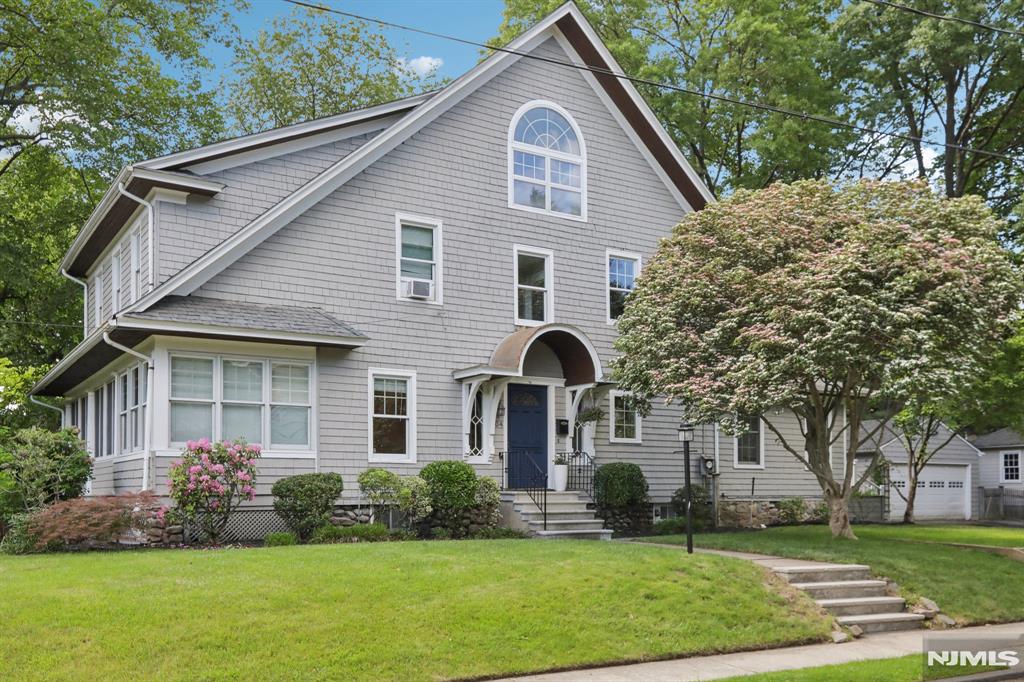 Property for Sale at 104 Hampton Place, Ridgewood, New Jersey - Bedrooms: 5 
Bathrooms: 3 
Rooms: 11  - $1,550,000