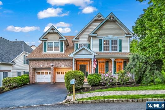 6 Highland Cross, Oakland, New Jersey - 5 Bedrooms  
4 Bathrooms  
10 Rooms - 