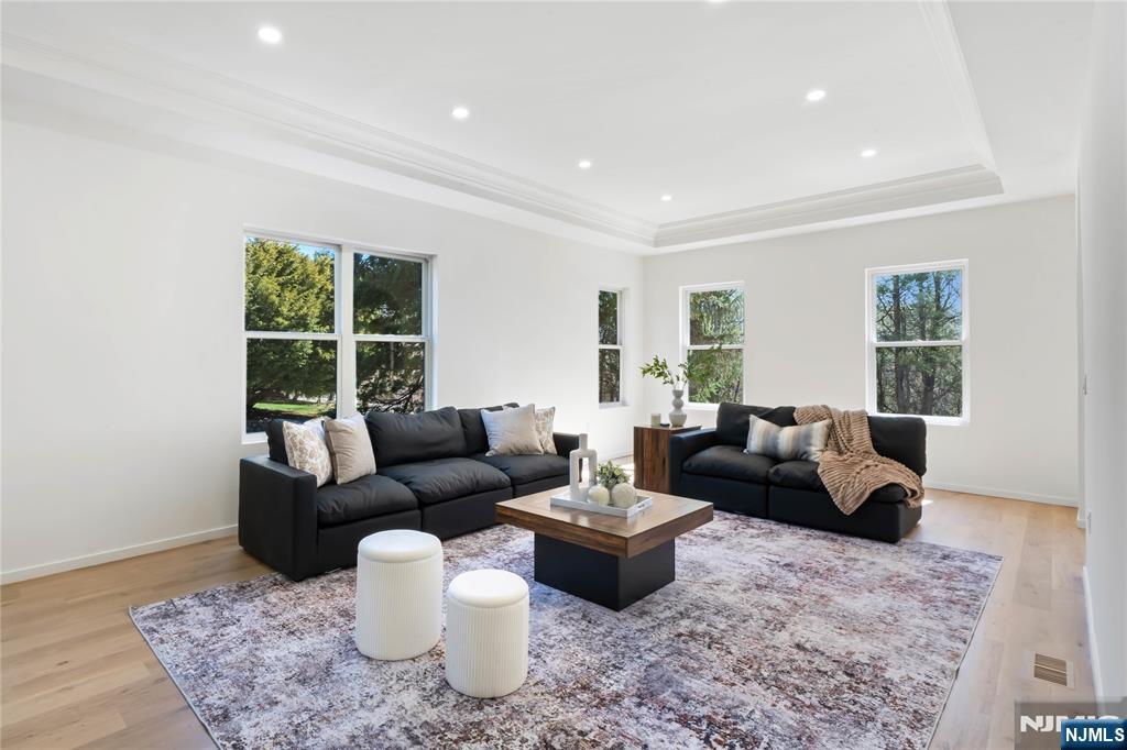 175 E Crescent Avenue