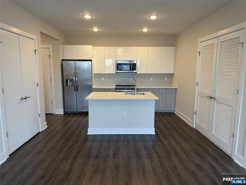 Photo of 470 Main St #611, Fort Lee, NJ 07024 (MLS # 26005617)