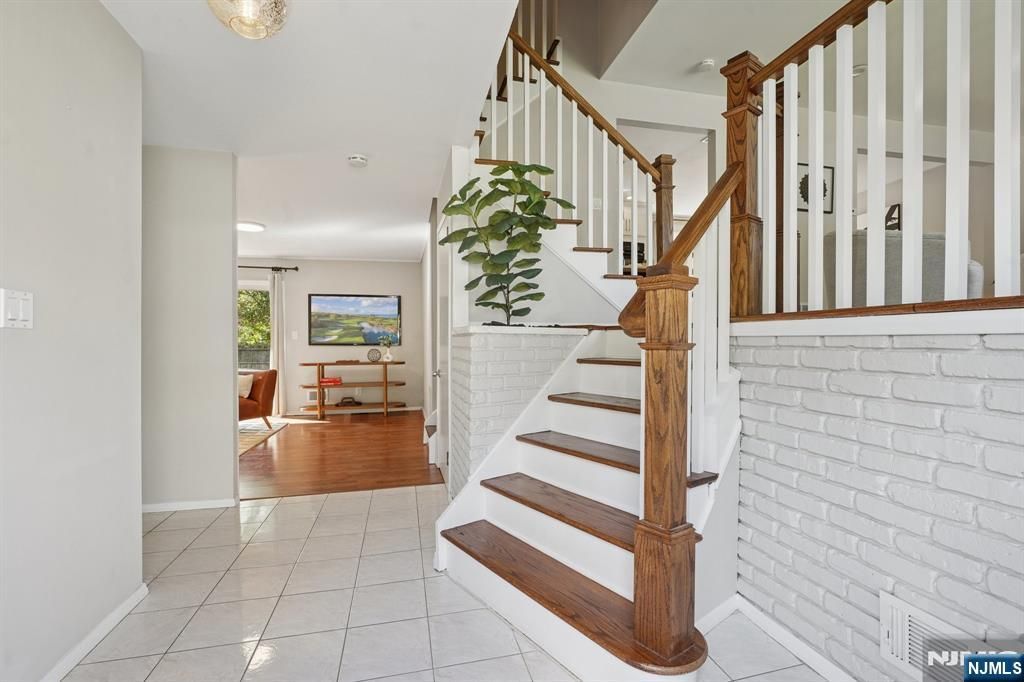 Photo of 4 Ellis Road, West Caldwell, NJ 07006 (MLS # 25036695)