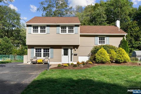 114 Knolls Road Bloomingdale NJ 07403