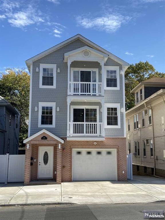 Rental Property at 116 Stuyvesant Ave 2, Newark, New Jersey - Bedrooms: 3 
Bathrooms: 2 
Rooms: 6  - $3,200 MO.