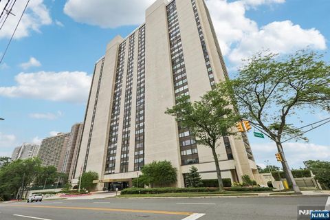 Photo of 1500 Palisade Avenue #27C, Fort Lee, NJ 07024 (MLS # 25035114)