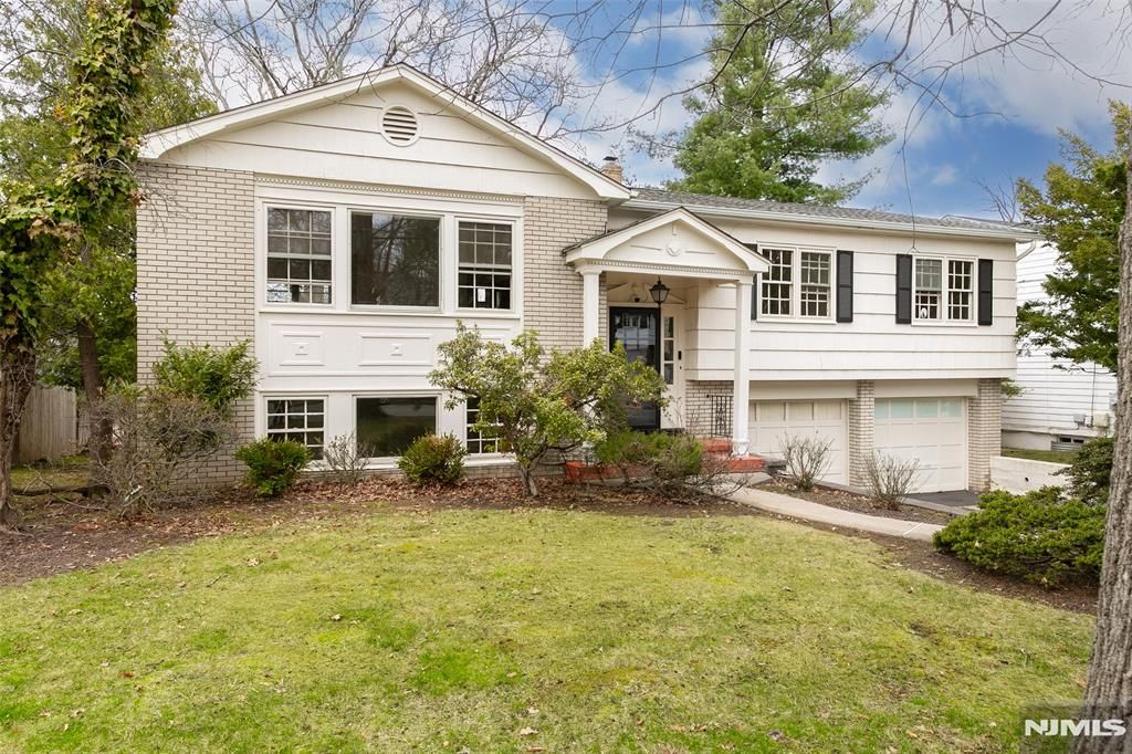 Photo of 25 Devonshire Terrace, West Orange, NJ 07052 (MLS # 26008874)