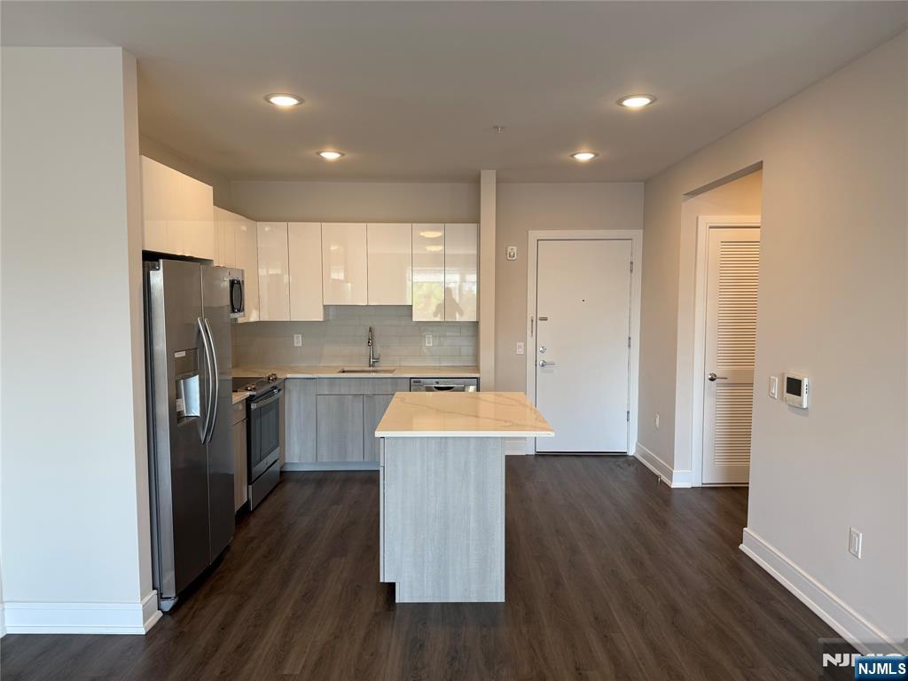 Rental Property at 470 Main St 614, Fort Lee, New Jersey - Bedrooms: 1 
Bathrooms: 1 
Rooms: 4  - $3,145 MO.