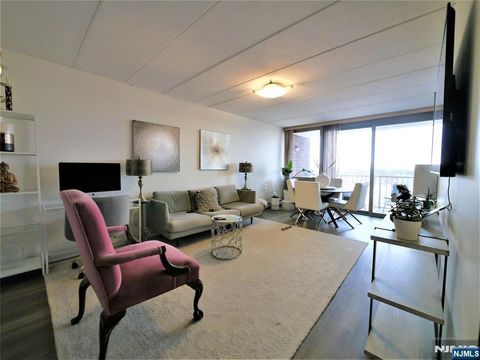 Photo of 515 Anderson Ave #5C, Cliffside Park, NJ 07010 (MLS # 26005760)