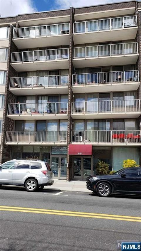 Photo of 515 Anderson Ave #5C, Cliffside Park, NJ 07010 (MLS # 26005760)