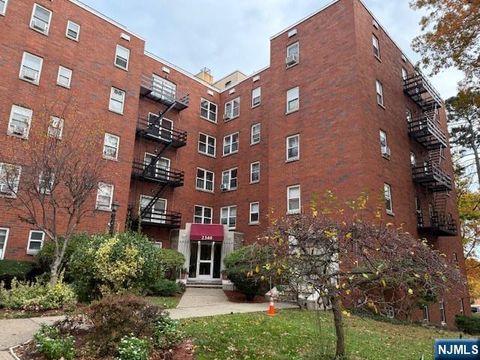 Photo of 2340 Linwood #2C, Fort Lee, NJ 07024 (MLS # 26002116)