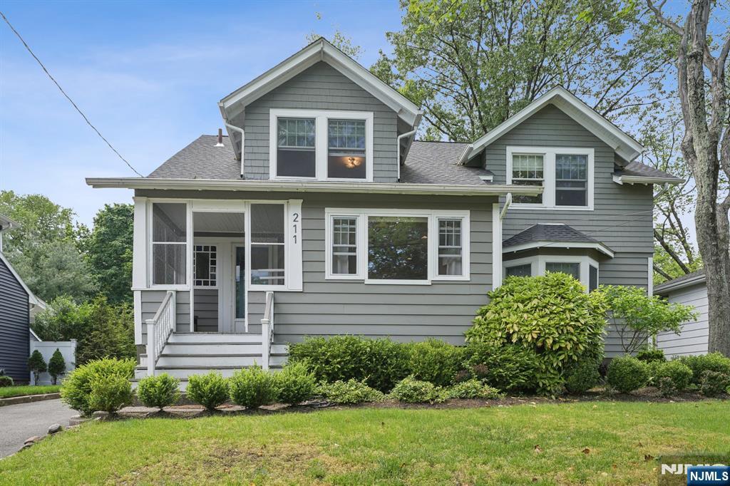 211 Pinelynn Rd, Glen Rock, New Jersey - 5 Bedrooms  
3 Bathrooms  
10 Rooms - 