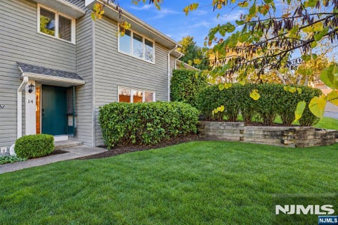Photo of 14 Parsons Court, Mahwah, NJ 07430 (MLS # 26039800)