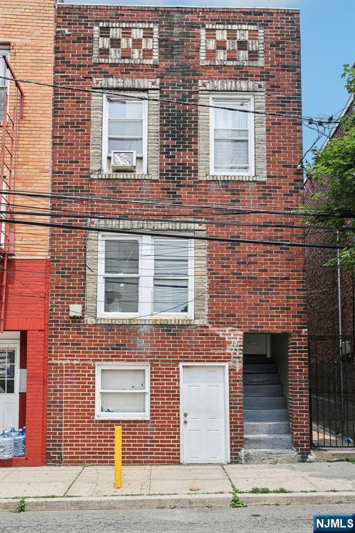 Property for Sale at 534 Lincoln Street, Union City, New Jersey - Bedrooms: 5 
Bathrooms: 4 
Rooms: 10  - $649,000
