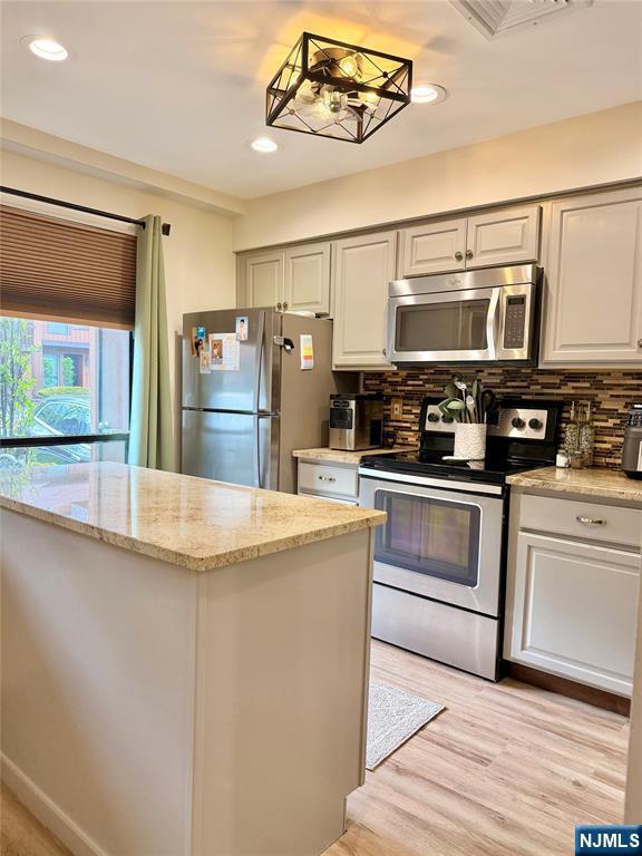 528 Upperway