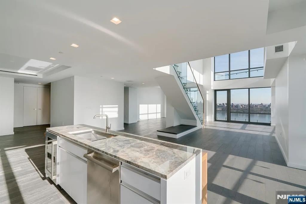 320 Adolphus Avenue 316