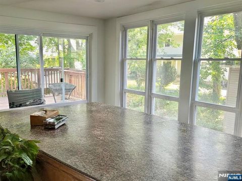 103 Oaktree Place Leonia NJ 07605