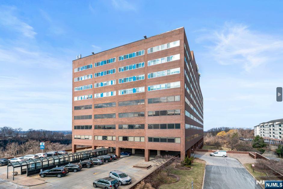 Rental Property at 2 Executive Dr 906, Fort Lee, New Jersey - Bedrooms: 1 
Bathrooms: 1 
Rooms: 4  - $2,890 MO.