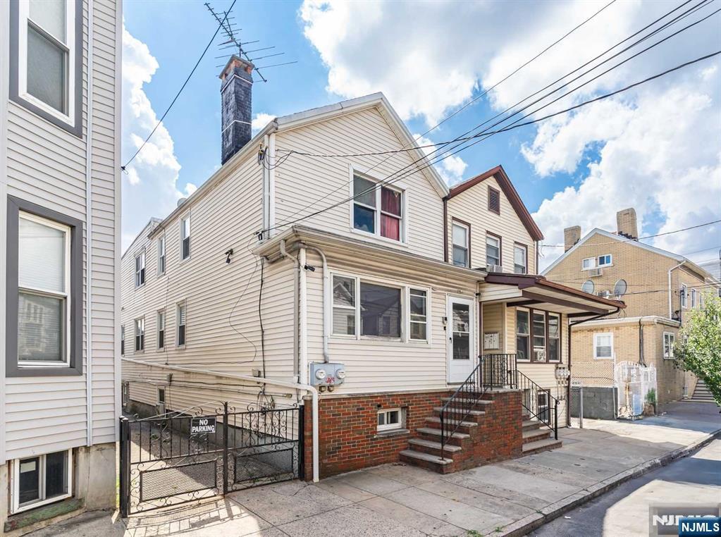 290 Walnut Street, Newark, New Jersey - 6 Bedrooms  
3 Bathrooms  
10 Rooms - 