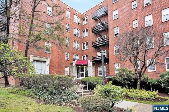 Rental Property at 2350 Linwood 4A, Fort Lee, New Jersey - Bedrooms: 1 
Bathrooms: 1 
Rooms: 4  - $2,050 MO.